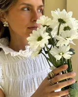 Anillo dorado con diseño irregular que simula un pétalo.