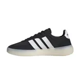 Championes Adidas Bareeda Decode negros con las tres tiras blancas y suela color crema.