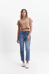 Jean de corte recto, tiro medio, color azul oscuro.