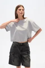 Remera gris de algodón, manga corta, corte holgado y cuello redondo.