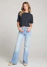 Remera corta negra de algodón con cuello redondo y mangas cortas.