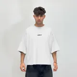 Remera color crema de corte holgado con estampa gráfica en la espalda que incluye el texto 'VENEFRO' en letras estilo graffiti y una frase en inglés.