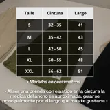 Short de pana color crema con cintura elástica ajustable con cordón y etiqueta con logo de la marca en el ruedo.