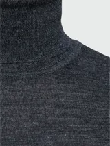 Buzo de lana virgen color gris oscuro, con cuello alto y corte slim fit.