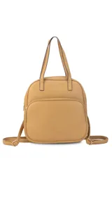Mochila color marrón con doble asa de mano y correas traseras regulables. Presenta un bolsillo frontal con cierre y compartimento interno para iPad.
