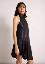 Vestido corto negro con cuello halter y falda con vuelo asimétrico.