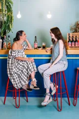 Alpargatas de yute color verde salvia con cuña, interior de piel, talón descubierto y cintas de atar al tobillo con estampado vichy en blanco y negro. Modelo exclusivo de la marca española Dfyf.