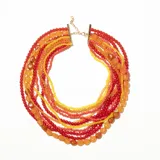 Collar corto de múltiples hilos de cuentas de colores rojo, naranja y amarillo.