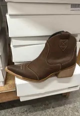 Bota texana de caña baja color marrón con efecto vintage, confeccionada en cuero vacuno y forrada en cuero. Tiene taco de 5cm y cierre lateral.