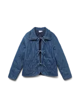 Campera de denim azul con cuello tipo spread collar, bolsillos delanteros, forro completo y acolchado ligero. Confeccionada en tejido sastrero twill con 80% algodón y 20% poliéster, presenta un acabado enzyme wash para una textura más suave y un efecto stonewash que aporta un look desgastado y vintage.