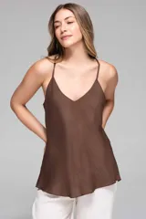 Musculosa marrón con breteles finos y escote en V.