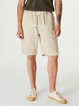 Bermuda color beige con cintura elastizada y cordón ajustable.