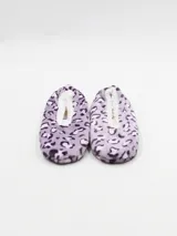 Pantuflas ballerina de tela suave con estampado de leopardo en tonos lila y blanco, con interior de felpa blanca.