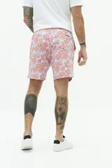 Short de baño largo azul con estampado abstracto de hojas en tonos azules más claros. Posee cintura elástica con cordón de ajuste gris, bolsillos laterales y un bolsillo trasero.