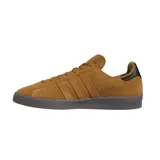 Zapatillas de gamuza color mostaza, con tres franjas laterales y suela de goma.