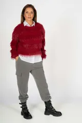 Sweater color bordó con textura de flecos.
