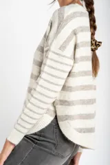 Sweater de punto con rayas multicolores en tonos pastel, de corte ajustado y mangas largas.