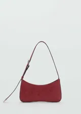 Bolso tipo baguette color rojo con textura floral en relieve. Tiene asa corta con hebilla ajustable y cierre con imán.