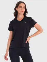 Remera deportiva negra de manga corta con cuello en V, confeccionada en tela de secado rápido.