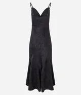 Vestido midi de satén negro con textura jacquard, escote en V, tirantes finos regulables y godets en el ruedo.