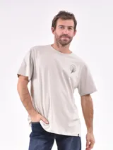 Remera color beige con estampado pequeño en el pecho.