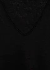 Camiseta celeste de lino con cuello en V y mangas cortas.
