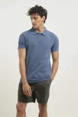 Remera polo de piqué color azul con cuello clásico y tapeta de tres botones.