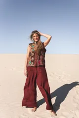 Chaleco bordado a mano con flores y mostacillas al estilo hindú, de corte amplio.