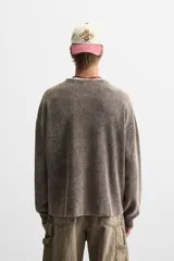 Sweater marrón de cuello redondo y manga larga, tejido con textura bouclé y efecto lavado.