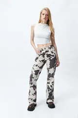 Pantalón de denim con estampado de vaca, tiro medio, corte recto y cinco bolsillos.