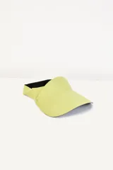 Visera deportiva color naranja con logo en el frente.