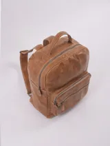 Mochila de cuero color marrón claro, con múltiples bolsillos externos con cierre y aplique trasero para colocar en carry on.
