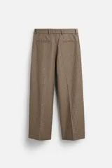 Pantalón de vestir marrón con estampado de cuadros, corte recto, tiro alto y pliegues en la cintura.