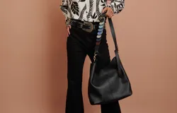 Cartera grande de cuero color negro con pespuntes.