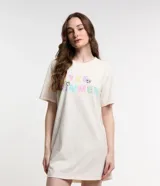 Camisón corto de algodón color crudo, con cuello redondo y mangas cortas. Estampado frontal con la frase "Yes Summer" en colores pastel y ribete rosa en cuello y mangas.