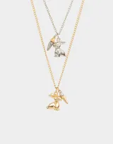 Set de dos collares con cadena de eslabones, uno dorado y otro plateado, con dije de conejo y zanahoria.