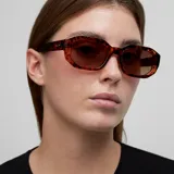 Lentes de sol con montura geométrica de acetato color carey (tortoise) y lentes marrones polarizadas.