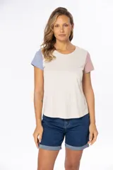 Remera de manga corta color beige con bloque de color en mangas: celeste en la manga izquierda y rosa en la manga derecha.