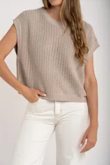 Chaleco de punto color beige con lurex, de corte recto y sin mangas.