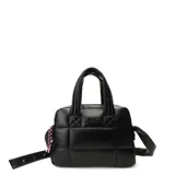 Bolso tipo bowling acolchado color negro con doble asa corta, correa larga ajustable y desmontable, y logo de la marca en el frente.