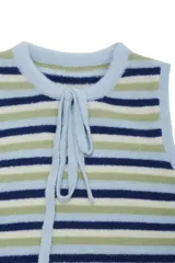 Top tejido sin mangas con diseño a rayas horizontales en tonos azul, verde y blanco. Confeccionado en punto tricot con mezcla de acrílico, poliamida y elastano.