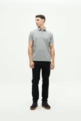 Polo gris con cuello y mangas con borde blanco, logo bordado en el pecho y corte regular.