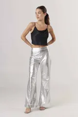 Pantalón de lino color dorado con acabado metalizado, corte recto y tiro alto.