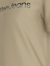 Remera de algodón color beige con logo institucional bicolor en la parte delantera, de manga corta y cuello redondo.