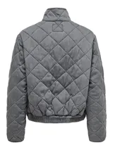 Campera corta acolchada color gris, con cuello alto, cierre frontal con cremallera y bolsillos laterales.