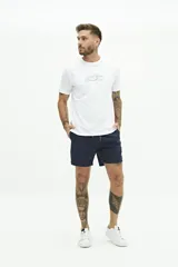 Short de baño liso color azul marino, con cintura elástica ajustable con cordón, dos bolsillos laterales, un bolsillo trasero y logo bordado.