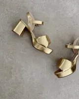 Sandalias doradas de cuero vacuno con plataforma y taco bloque de 7 cm.