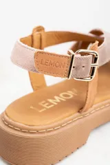 Sandalias bajas Lemon Jelly color marrón claro con tiras cruzadas en cuero color beige y rosa.