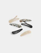 Set de seis hebillas tic tac para el pelo, con diseños variados: animal print de leopardo en tonos beige y marrón, y lisas en color beige y negro.
