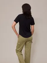 Remera color beige con cuello en V y mangas cortas.